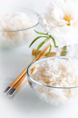 Obraz na płótnie Canvas White steamed rice in round bowl and chopstick