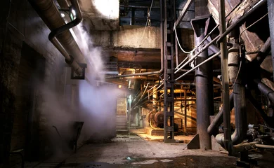 Tafelkleed Oude griezelige, donkere, rottende, destructieve, vuile fabriek © Andrei Merkulov