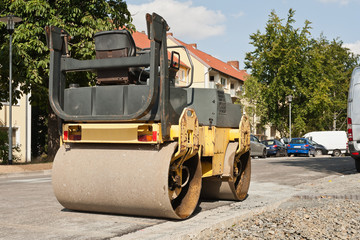 Kleine gelbe Dampfwalze beim Strassenbau