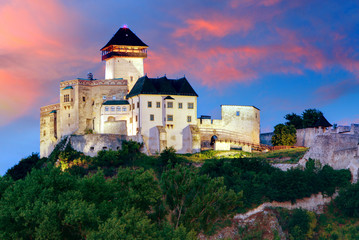 Fototapeta na wymiar Słowacja Zamek - Trencin na wschód słońca