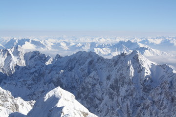 Fototapeta na wymiar Die Welt der Alpen von der Zugspitze