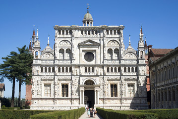 Fototapeta na wymiar Widok fasady Certosa di Pavia. Włoski klasztor