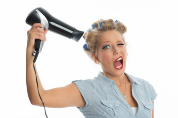 Blonde Frau föhnt ihr Haar © von Lieres