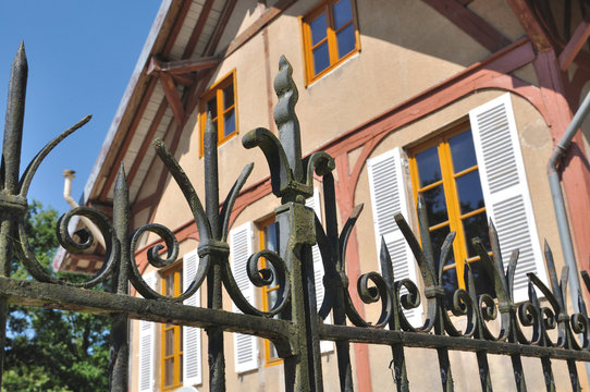 grille forg&eacute;e devant maison