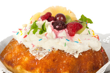 sponge cake with berries
