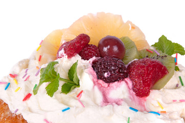 sponge cake with berries