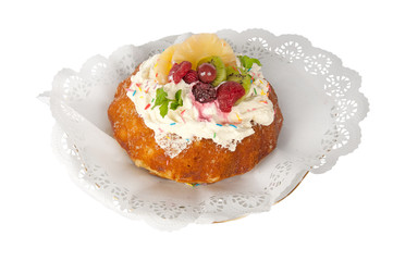 sponge cake with berries