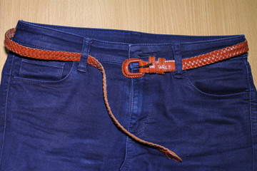 Jeans trousers with belt