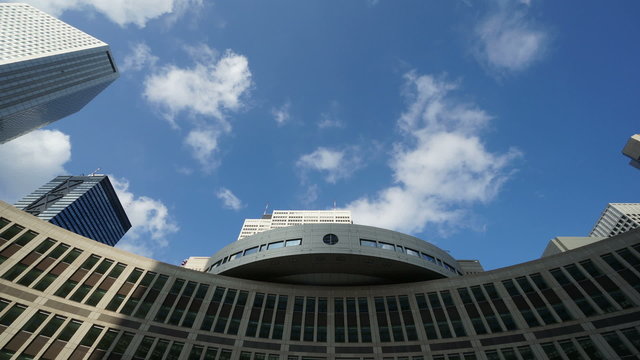 東京都庁と新宿高層ビル街（快晴青空に流れる雲インターバル撮影 ）