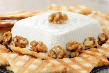 Antipasto di formaggio con noci