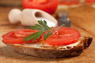 slice of bread with butter and tomato