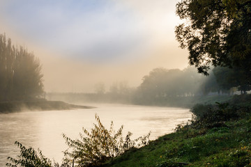 Fototapeta na wymiar fog in autumn on the river