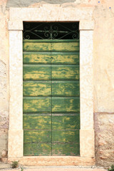 Alte grün gestrichene Tür in Italien