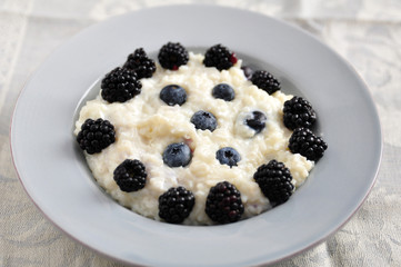 Milchreis mit Heidelbeeren und Brombeeren
