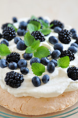 Pavlova mit Brombeeren und Heidelbeeren