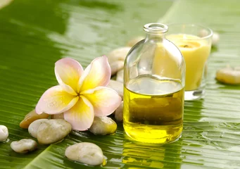 Schilderijen op glas Health spa with massage oil and frangipani ,candle on leaf © Mee Ting