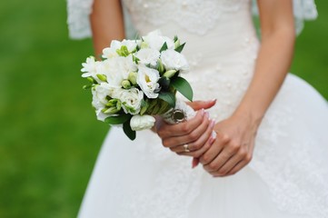 Obraz na płótnie Canvas Beautiful wedding bouquet in hand of bride