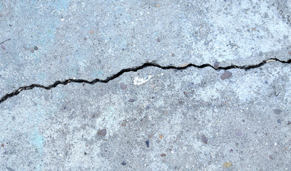 fissure on the gray concrete wall