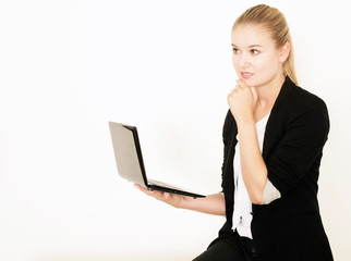 Hübsche Geschäftsfrau mit Laptop