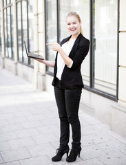junge Geschäftsfrau mit Laptop
