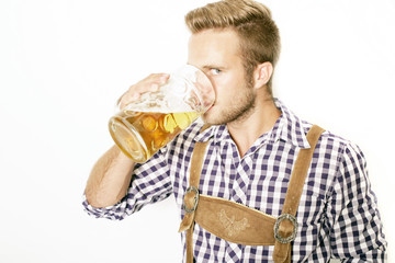 junger Mann trinkt Bier