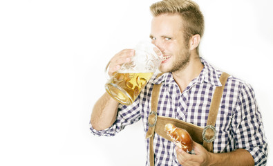 junger Mann trinkt Bier