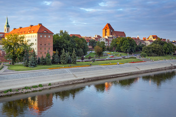 Naklejka na ściany i meble Toruń Stare Miasto odzwierciedlone w Wiśle, Polska