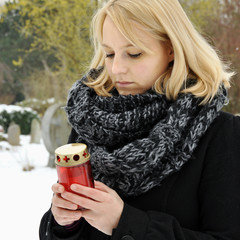Frau in Trauer auf Friedhof