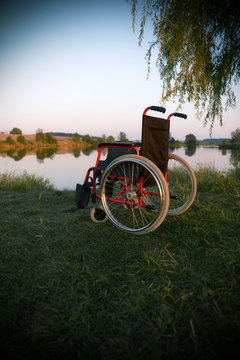 Leerer Rollstuhl am See