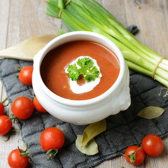 Tomatensuppe mit frischen Zutaten