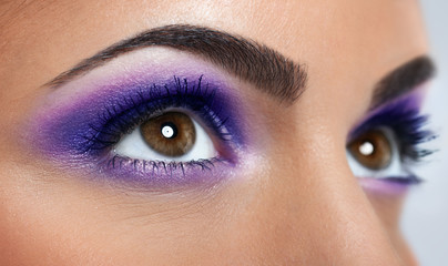 Fototapeta premium eyes with purple makeup