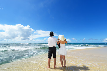 沖縄の美しいビーチで寛ぐカップル