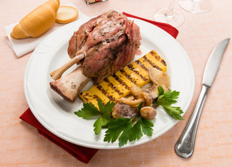 Stinco di maiale con polenta