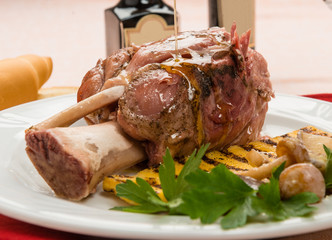 Stinco di maiale con polenta