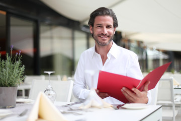 Mann liest die Speisekarte