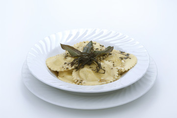 piatto di ravioli con burro e salvia