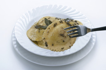 ravioli burro e salvia con forchetta