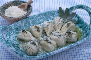 Culurgiones con burro e salvia cucina