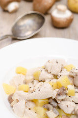 Putenfleisch mit Kartoffeln und Pilzen als Frikassee