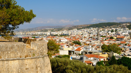 Fototapeta na wymiar Widok na miasto z twierdzy Fortezza Rethymno, Kreta, Grecja