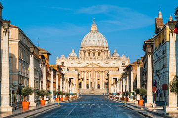 Naklejka premium Roma, Vatican, San Pietro cathedral at sunrise