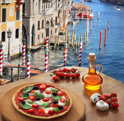 Fototapety  Klasyczna włoska pizza w Wenecji na tle kanału, Włochy