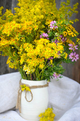 Fototapeta na wymiar Beautiful bouquet of bright wildflowers