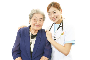 笑顔の高齢者と女医