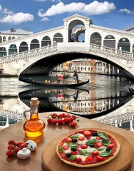 Fototapete Rund Klassische italienische Pizza in Venedig gegen Rialtobrücke, Italien © Tomas Marek