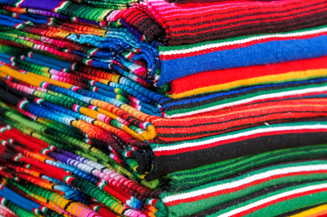 ponchos colorés pliés