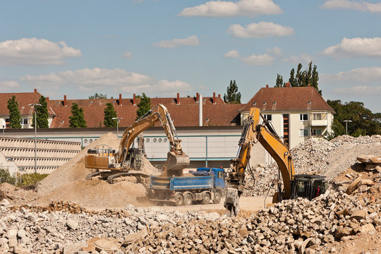 Baumaschinen bei Abrissarbeiten auf einem Industriegel&auml;nde