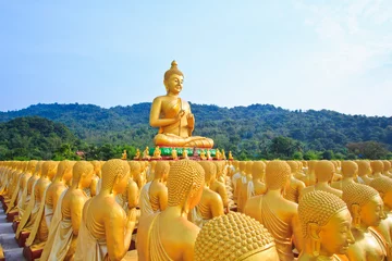 Photo sur Plexiglas Bouddha Une rangée de statue de Bouddha d& 39 or