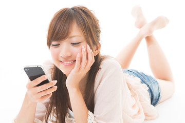 スマートフォンを見る女性