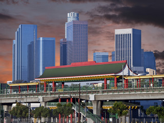 Naklejka premium Stacja Chinatown w centrum Los Angeles Zachód słońca